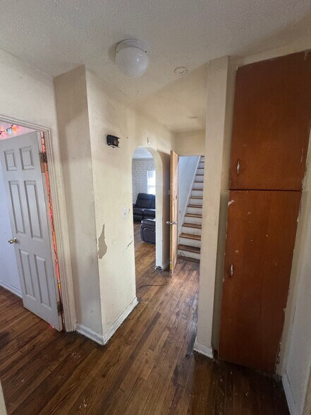 Building Photo - 711 W Dewey St