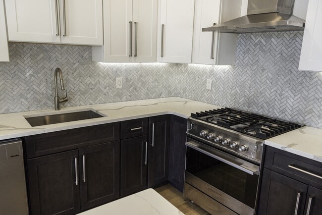 Building Photo - 946 Saratoga St