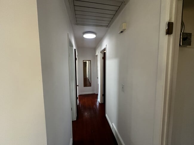 Building Photo - Available Immediately!  Spacious 6-Bedroom Retreat with 2 Full Baths in Charming Denver Locale!