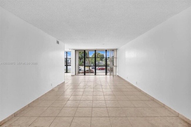 Building Photo - 1000 Parkview Dr