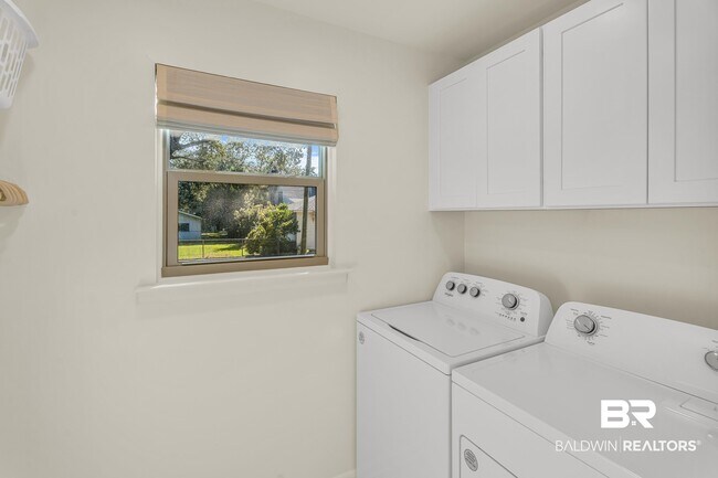 Building Photo - 357 Azalea St