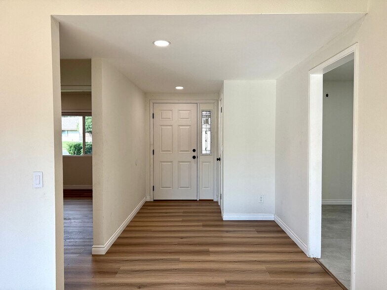 Building Photo - 251 E Heather St