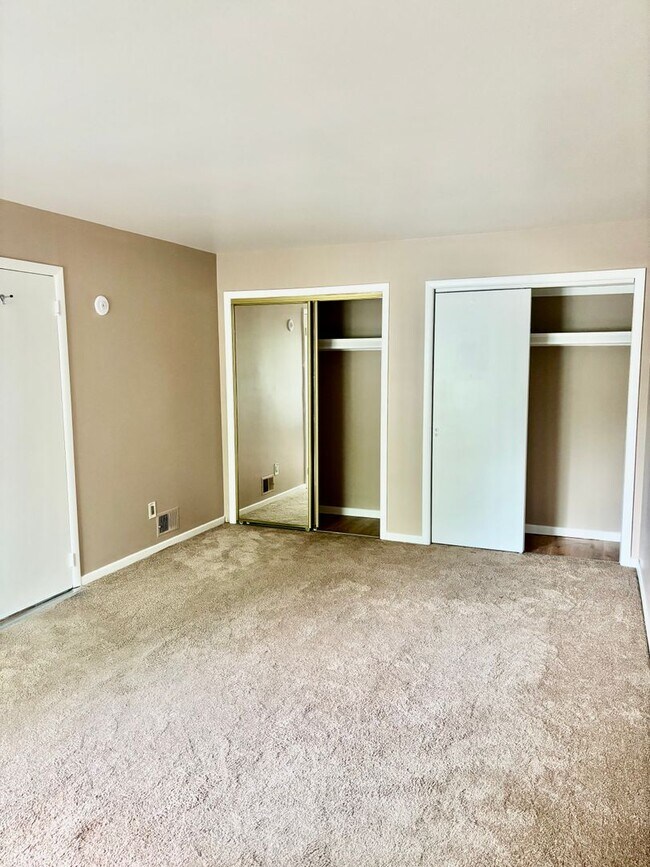 Building Photo - 1 Bedroom, 1 Bathroom Condo located in the desirable Avon Village