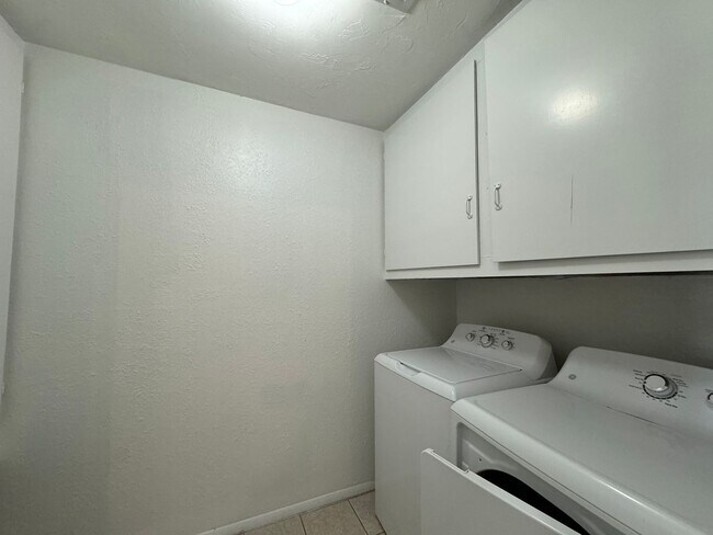 Building Photo - 1825 Sq Ft- 3 Bed/2Bath Duplex- All Appliances Included