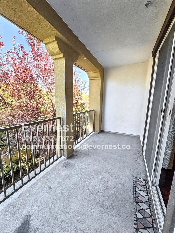 Building Photo - 764 Grandview Ter