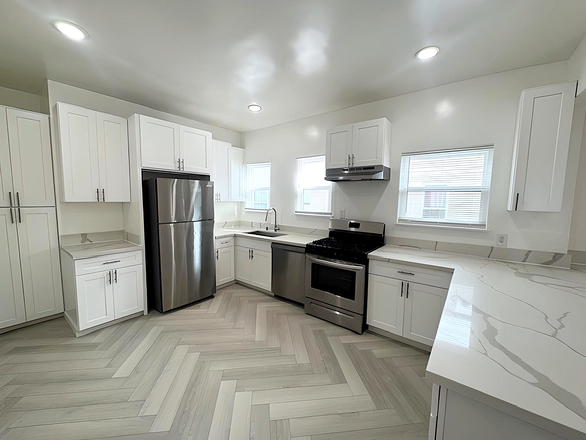 Building Photo - 126 N Hamilton Dr