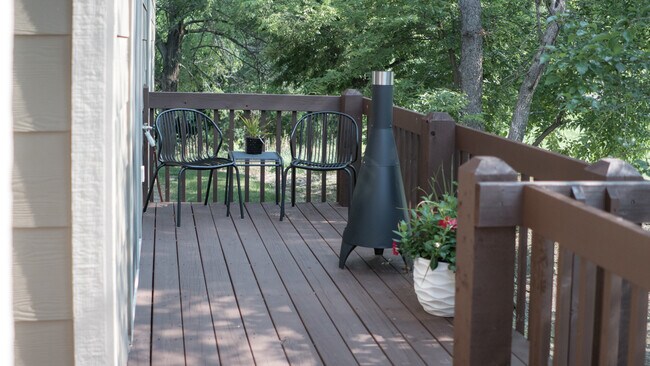 Side Deck - 902 W Onewood Pl