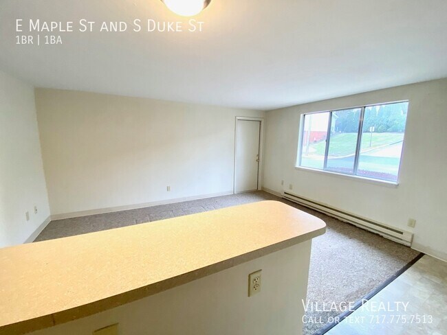 Building Photo - 461 E Maple St