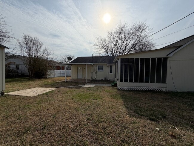 Building Photo - Large Home suitable for Residence or Business