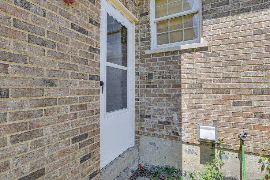 Building Photo - 7 Creekside Ln