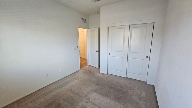 Building Photo - Modern 4 Bedroom Home in City in the Hills