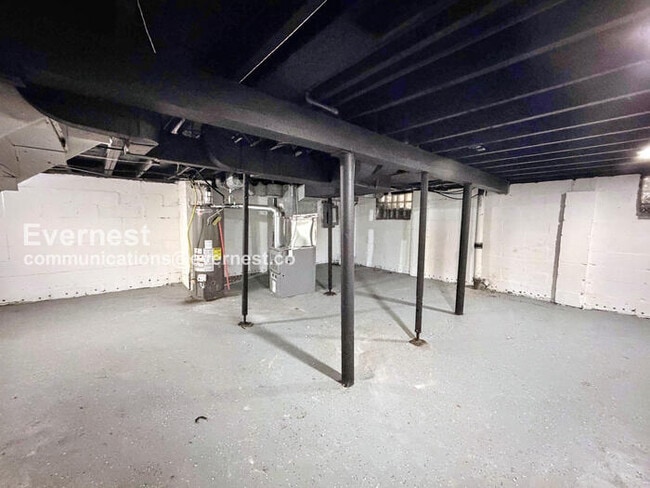 Building Photo - 2032 Kendall St