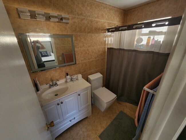 Building Photo - 1285 W 39th Pl