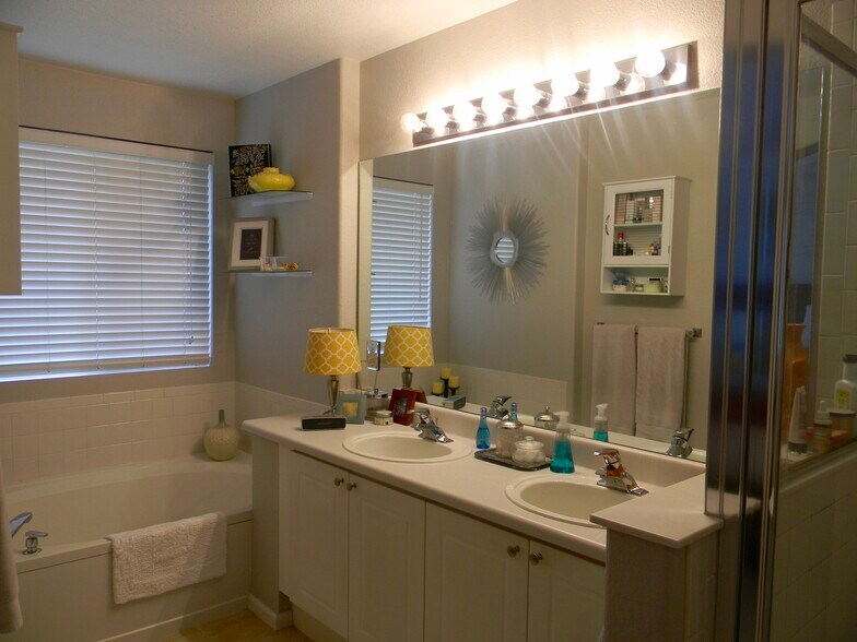 Primary bedroom's attached bathroom- 5 piece - 5835 S Harlan St