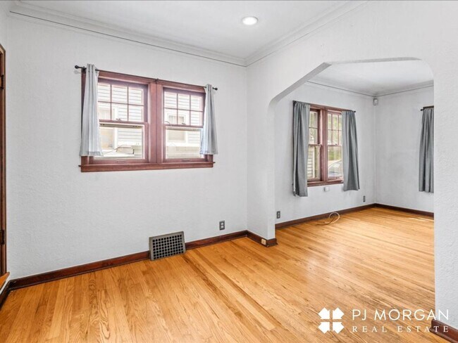 Building Photo - 2 bedroom, 1.5 Bathroom House Available Im...