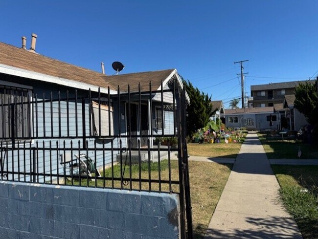 Building Photo - 2516 E Anaheim St