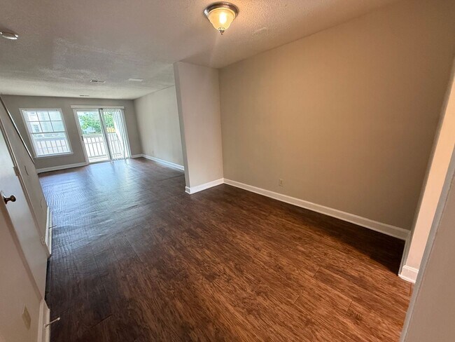 Building Photo - Spacious 2 Bed 2 Bath Town Home near NCSU Available NOW! LEASE NOW AND GET ONE MONTH FREE!