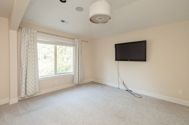Building Photo - Sun Meadow Home 4 Bed + Bonus + Office + H...