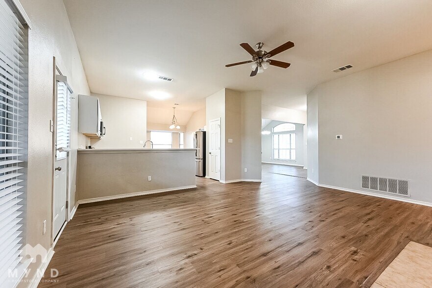 Building Photo - 2526 Sunset Dr