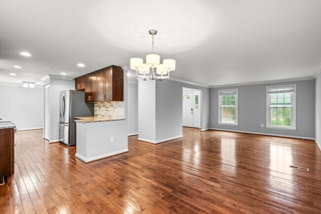 Building Photo - 4 Bedroom, 2.5 Bath Single Family Home in ...