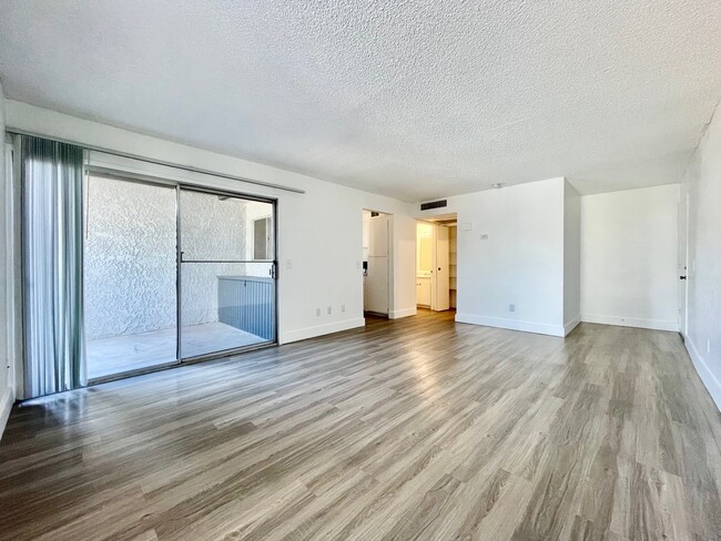 Building Photo - Equinox on Columbus