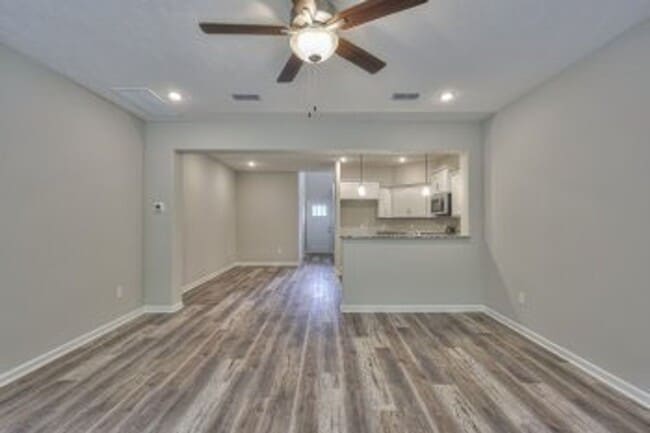 Building Photo - Beautiful LIKE NEW 3 Bed 2.5 Bath Townhome in Manchester!