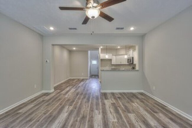 Building Photo - Beautiful NEW 3 Bed 2.5 Bath Townhome in M...