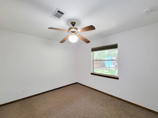 Building Photo - 10282 Valley Dr S