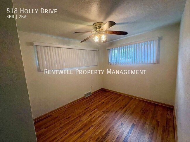 Building Photo - 518 Holly Dr