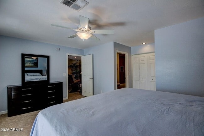 Building Photo - 6012 W Grovers Ave