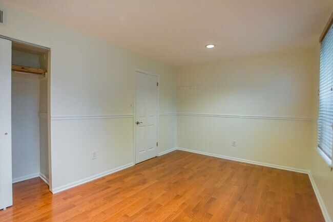 Building Photo - Beautiful 2 Bedroom, 2 Bathroom Historical Row Home