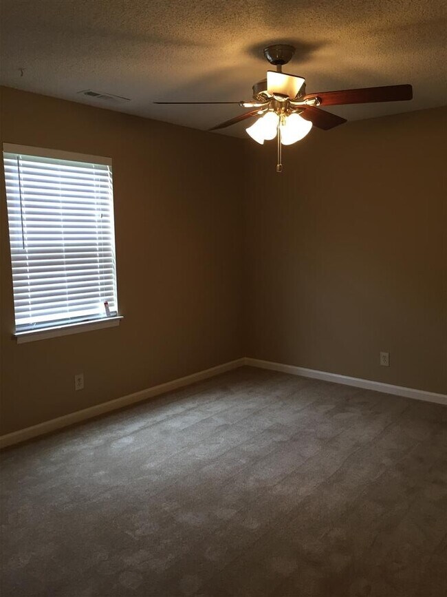 Building Photo - Great condo in Brentwood