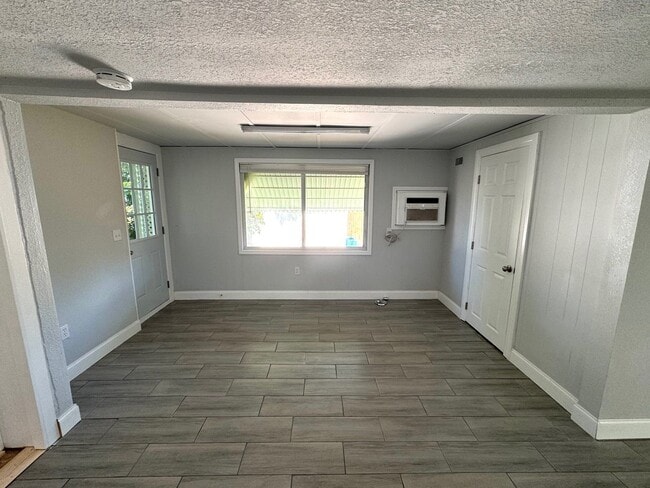 Building Photo - 515 49th Ave Terrace W