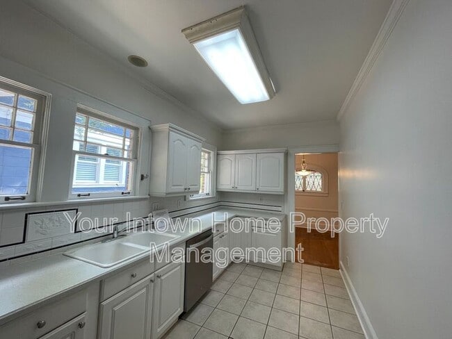 Building Photo - 506 Page Ave NE
