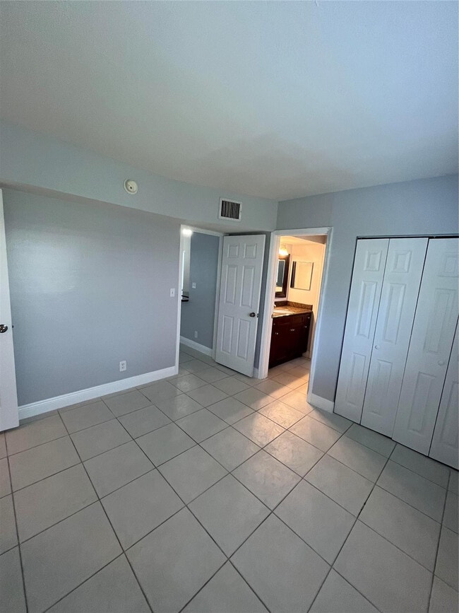 Building Photo - 1311 NE 18th St