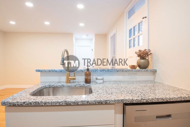 Building Photo - 323 N Mulberry St