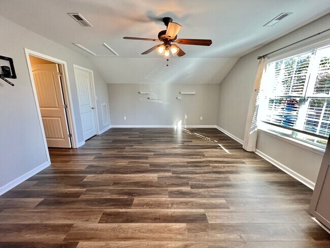 Building Photo - 4 Bed, 3 Bath w/ 2 Car Garage and Fenced Backyard