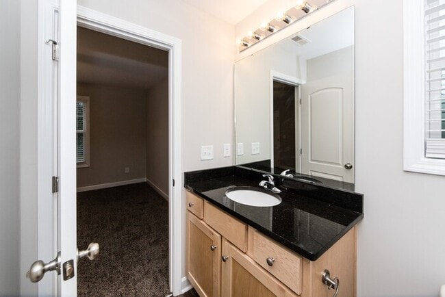 Building Photo - Beautiful 3BD/2.5BA Duplex Home!