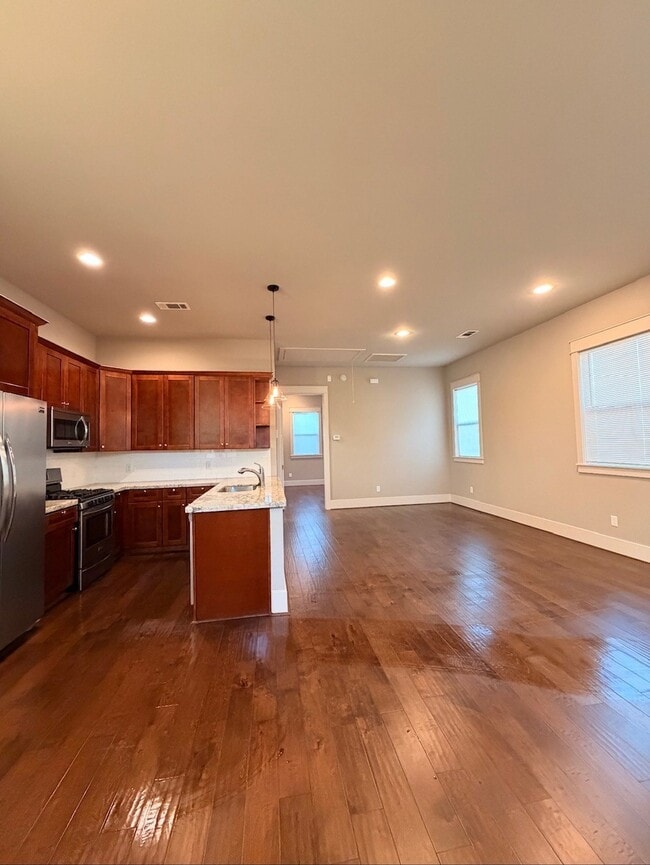 Building Photo - 905 W 15th 1/2 St