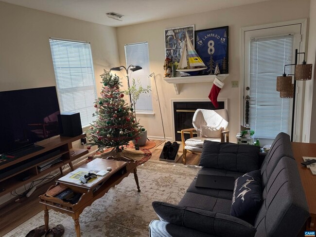 Building Photo - 121 Birdwood Ct