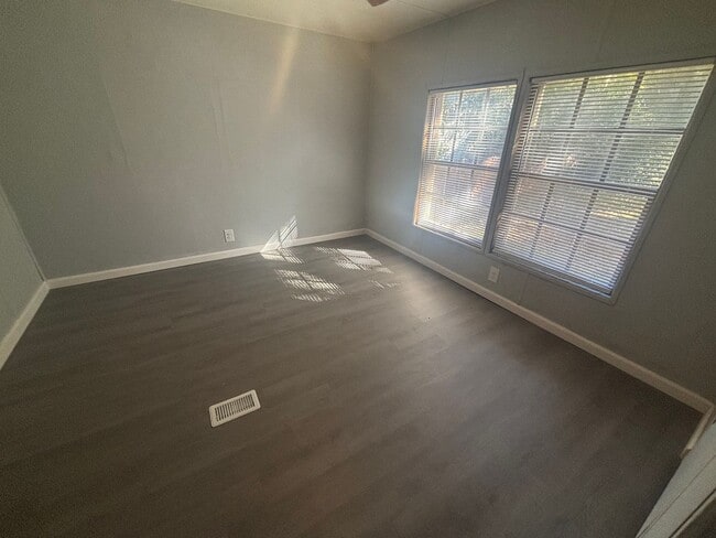 Building Photo - FOR RENT