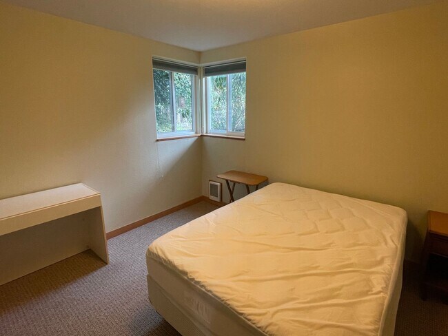 Building Photo - Lovely Furnished Honeymoon Bay Apartment!