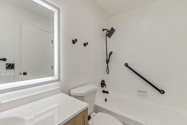 Building Photo - 560 Capri Ln