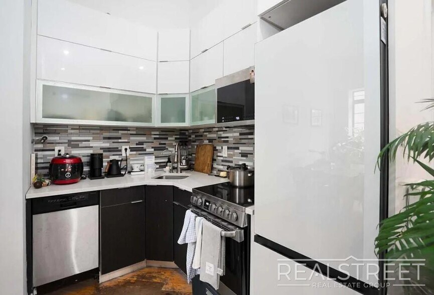 Building Photo - Prime Williamsburg 3-Bedroom with Private Backyard + Laundry in Building