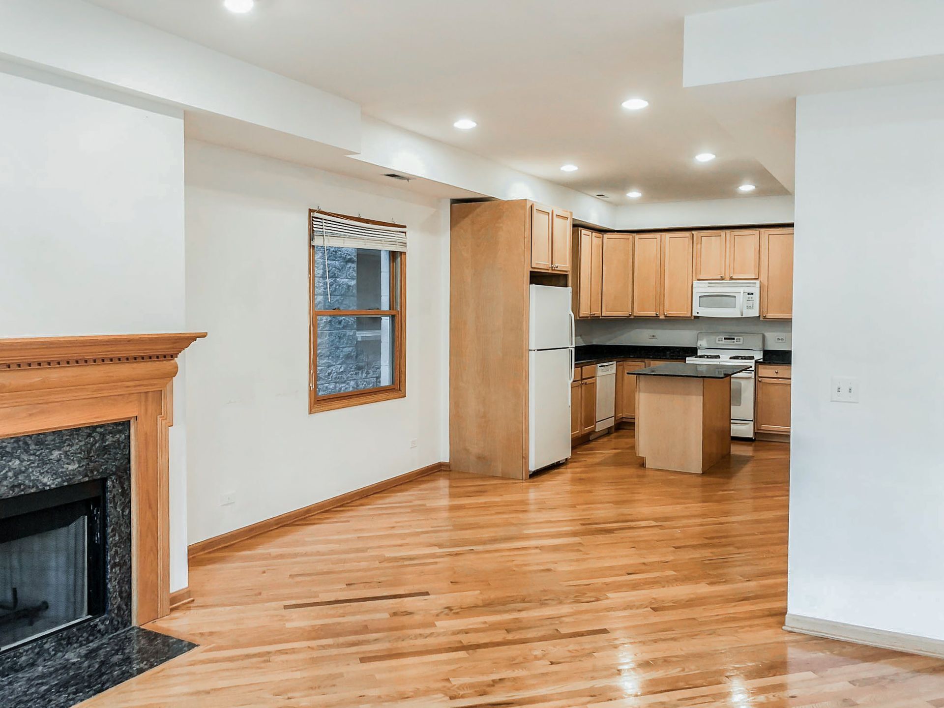 Building Photo - 1321 W Belmont Ave