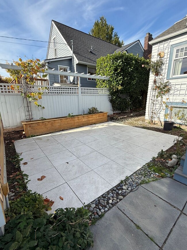 Building Photo - 3BR Tudor Home 1/2 Block from Greenlake!