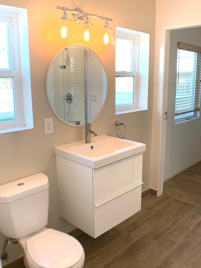 Bathroom - 1312 S Victoria Ave