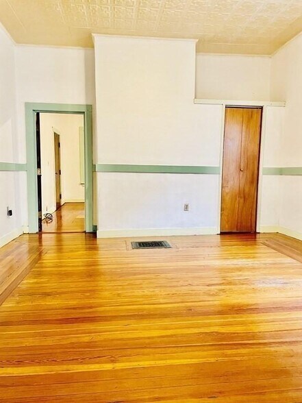 Building Photo - 188 Main St