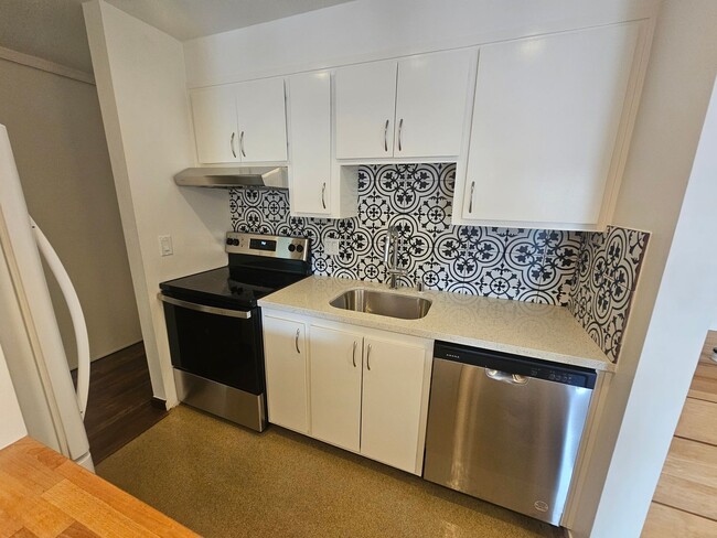Building Photo - Cozy 2 Bedroom Condo Looking Near Piedmont...