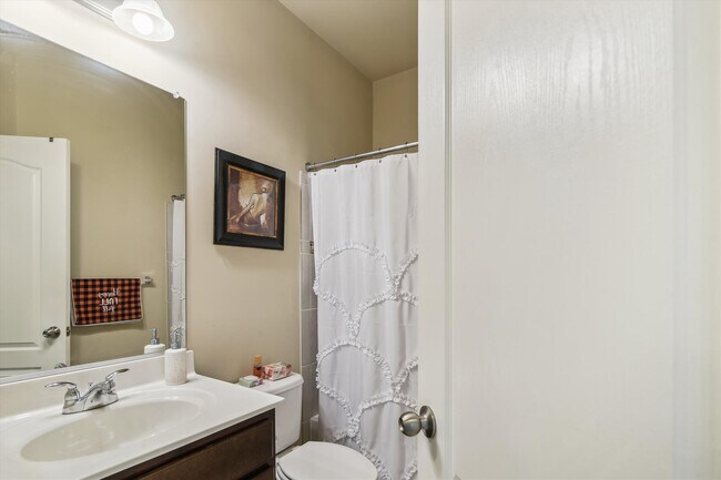 Building Photo - 605 S Cherry Grove Ave